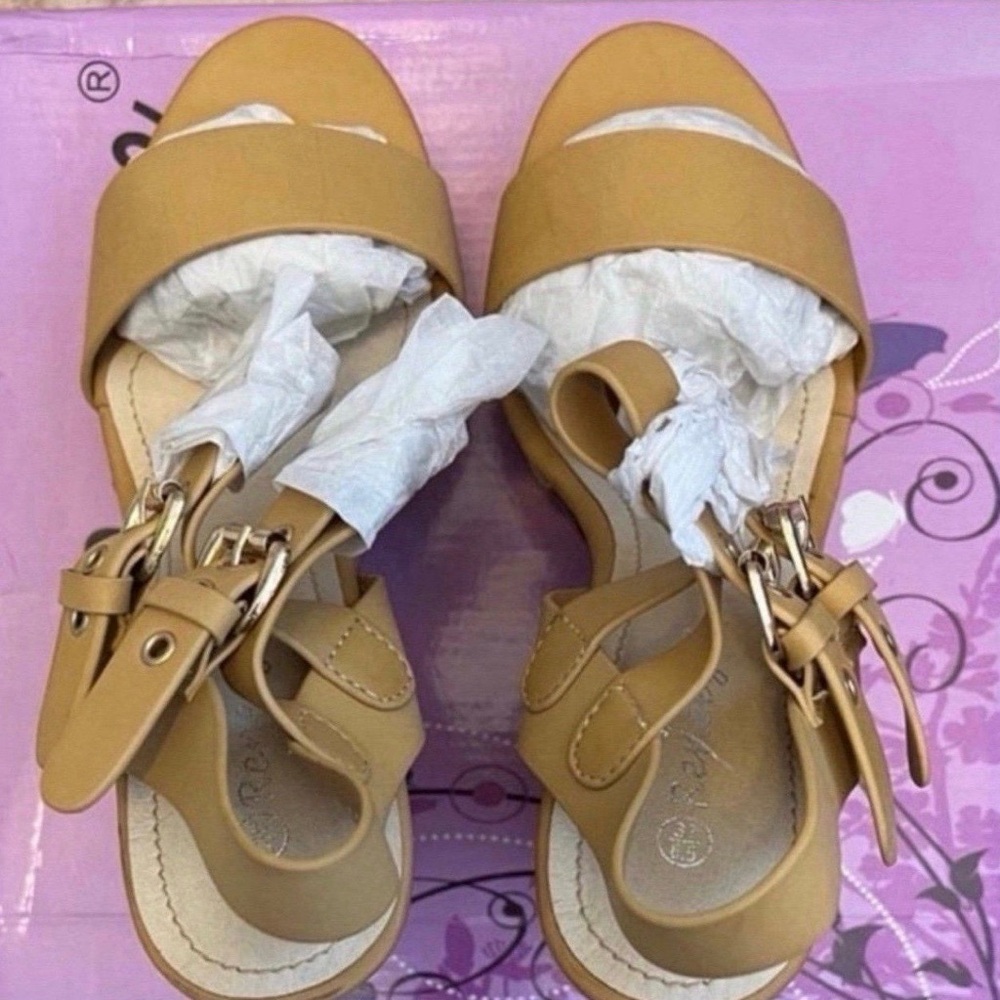 Reneeze Tan Buckle Sandals